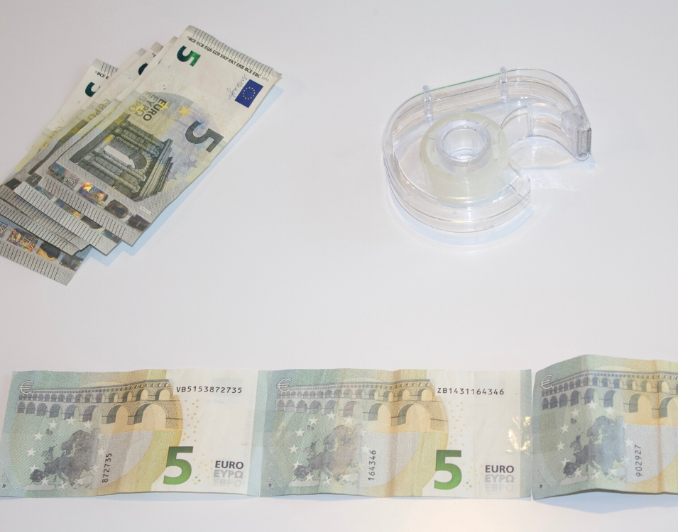 Geldscheine mit Klebeband verbinden.